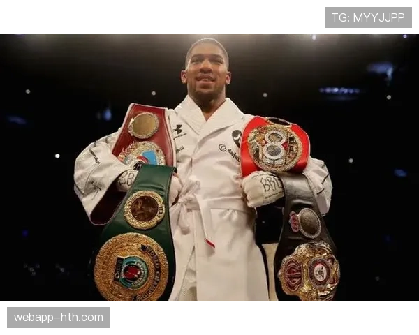 安东尼·约书亚把名牌鞋塞进超市塑料袋，这反差笑死我